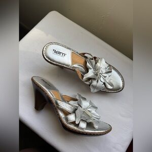 Y2K Style Boho Born Silver slide Leather sandals with decorative floral Size 9